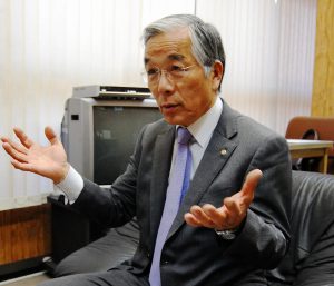 インタビューに答える山﨑会頭