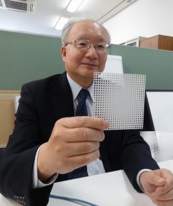 同社開発の拡散板を手にする佐藤社長