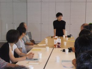 寮さんの講演を熱心に聞き入る参加者