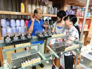 イノウエの工場を見学する学生