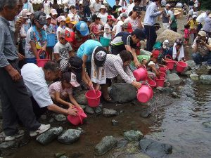 多くの来場者でにぎわった中道志川あゆまつり