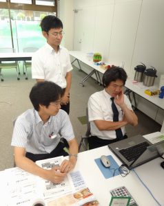 中期計画を策定する参加者（右）