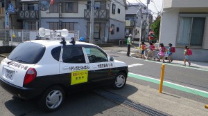 下校する児童を見守る青パト隊