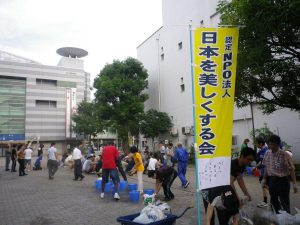 清掃活動に汗を流すボランティア