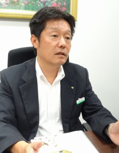 インタビューに答える稲村支店長