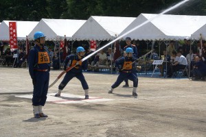 放水で標的を倒す団員=大和市柳橋引地台公園