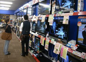薄型テレビの販売増を見込む家電量販店