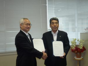 出席した東京工専・古屋校長（左）と岡本教育長