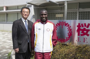 駅伝監督に就任したマヤカさん（右）