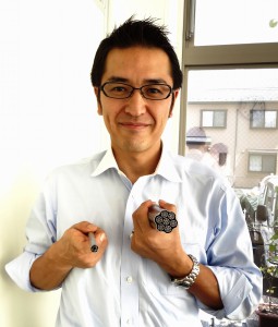 熱交換機を手にする稲場社長