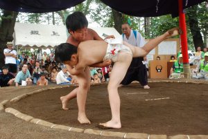 熱戦を繰り広げる小学生ら