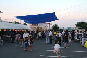 近隣住民などでにぎわった会場