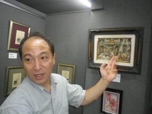 立体画の作品を紹介する秋吉さん