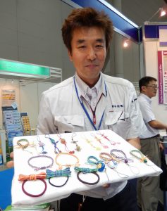 手作業で編んだ女性向けのアクセサリー