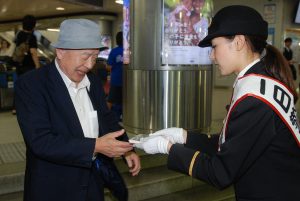 防犯を呼び掛けるテレビ神奈川のアナウンサーの翁長舞さん