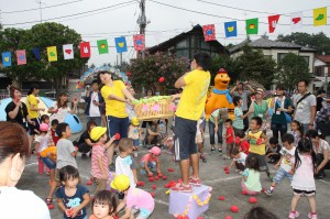 夢中で玉入れをする幼児たち