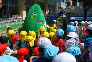 園児たちに応援を呼び掛けたヤマトン＝大和市の草柳保育園