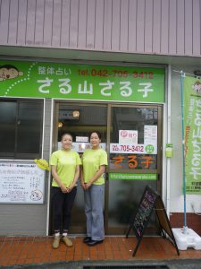 明るい外観の店舗で佐藤さん（左）と進藤さん