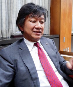 インタビューに答える杉岡会頭