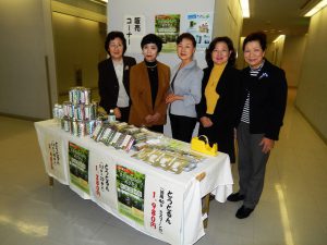 桑茶を販売する女性会のメンバー