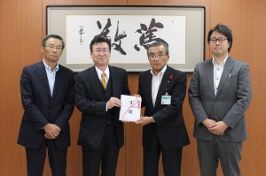義援金を山口副市長へ渡す尾作社長