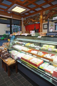 お店大賞を受賞した和菓子「志美津屋」＝緑区橋本
