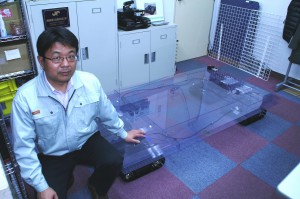 担架ロボットについて説明する山口社長