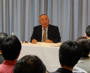 利益を出す秘けつについて語る梅原相談役