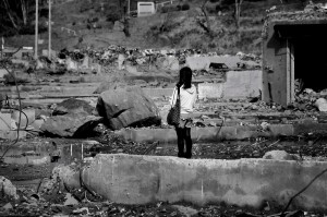 自宅のあった場所を見つめる少女＝岩手県南三陸町