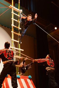 はしご乗りを披露した消防職員