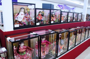 売れ筋の舞踏人形が並ぶ店内
