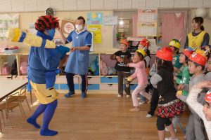 豆まきを行った園児（大和市中央林間）