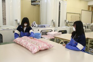 羽毛の注入を体験する参加者ら