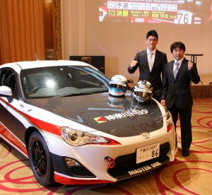 ドライバーを務める小河さん(左)と菊地さん