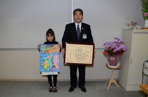 作品を手にする田中さん(左）と岡本教育長