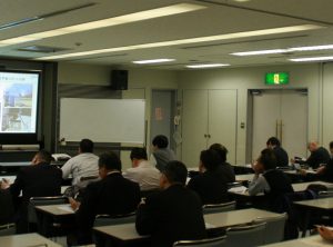 熱心に聞き入る参加者ら