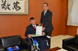 委嘱状を受取る保田さん(左）と加山俊夫市長