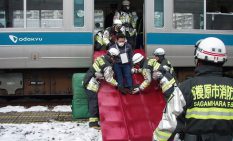 負傷者を救出する消防職員