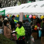 ドナーカードを配る北里大学職員