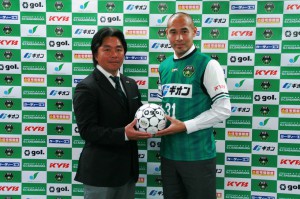 木村哲昌監督（左）と高原選手