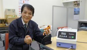 パワーアシストハンドを紹介する井社長