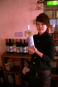 ワインラベルを紹介する栗林店長