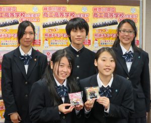 おむすびをＰＲする高校生