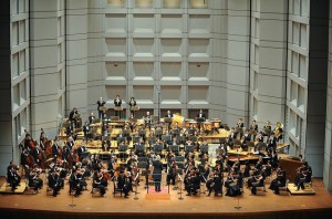 リニューアルコンサートで演奏する東京フィルハーモニー交響楽団