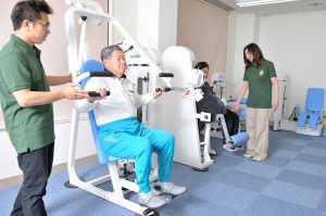 リハビリマシーンを体験する利用者