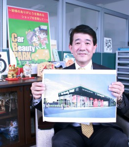 オープン間近の厚木店を紹介する山本社長