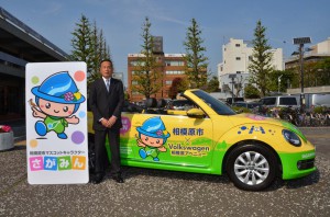 「さがみん」を描いたラッピングカーを紹介する加山市長