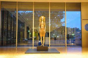 ブロンズ像「金髪の娘」