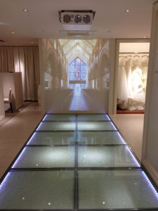 結婚式場のような店内