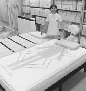 開発したベッドを紹介する山田社長